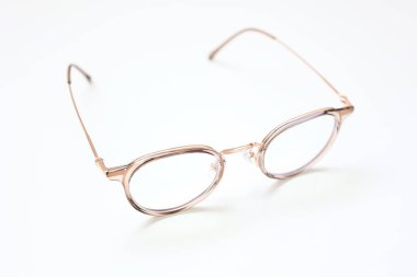 Gözlük izole edilmiş, gözlük beyaz arka planda izole edilmiş, gözlük beyaz zeminde izole edilmiş. 