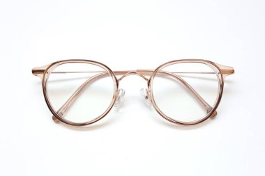 Gözlük izole edilmiş, gözlük beyaz arka planda izole edilmiş, gözlük beyaz zeminde izole edilmiş. 