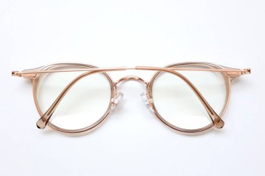 Gözlük izole edilmiş, gözlük beyaz arka planda izole edilmiş, gözlük beyaz zeminde izole edilmiş. 