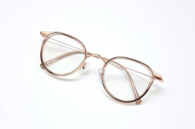 Gözlük izole edilmiş, gözlük beyaz arka planda izole edilmiş, gözlük beyaz zeminde izole edilmiş. 