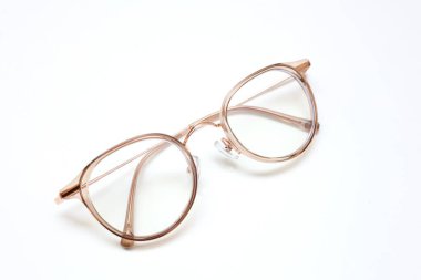 Gözlük izole edilmiş, gözlük beyaz arka planda izole edilmiş, gözlük beyaz zeminde izole edilmiş. 