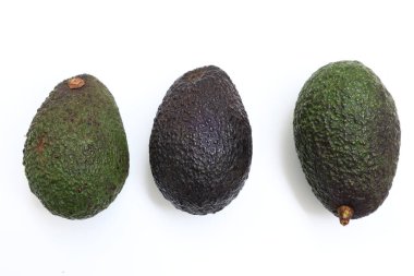 Avokado meyvesi beyaz arka planda izole edilmiş, avokado meyvesi beyaz zeminde