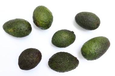 Avokado meyvesi beyaz arka planda izole edilmiş, avokado meyvesi beyaz zeminde