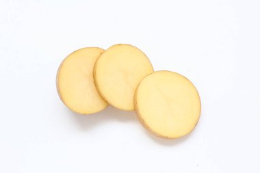 Beyaz arkaplanda patates yalıtımı 