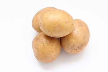 beyaz arkaplanda patates 