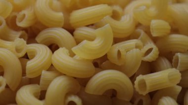 Makarna ve makarnanın yakın çekimi. 