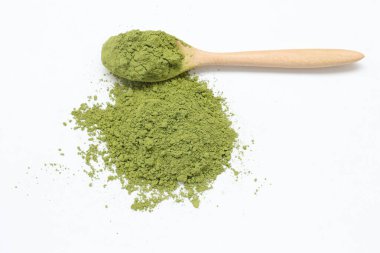 Beyaz arkaplanda izole edilmiş yeşil çayın üst görünümü 