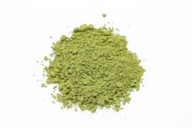 Beyaz arkaplanda izole edilmiş yeşil çayın üst görünümü 