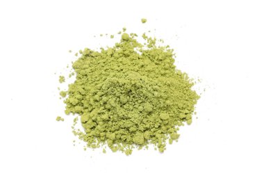 Beyaz arkaplanda izole edilmiş yeşil çayın üst görünümü 