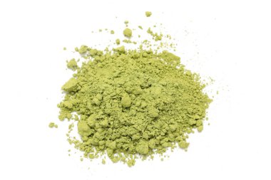 Beyaz arkaplanda izole edilmiş yeşil çayın üst görünümü 