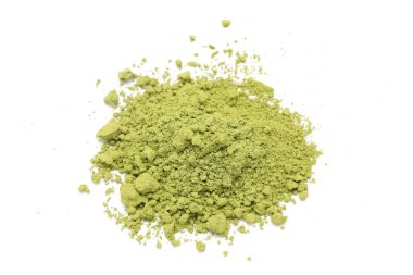 Beyaz arkaplanda izole edilmiş yeşil çayın üst görünümü 