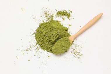 Beyaz arkaplanda izole edilmiş yeşil çayın üst görünümü 