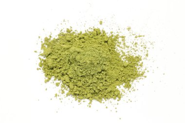 Beyaz arkaplanda izole edilmiş yeşil çayın üst görünümü 