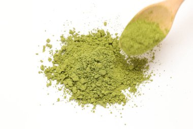 Beyaz arkaplanda izole edilmiş yeşil çayın üst görünümü 