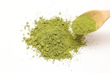 Beyaz arkaplanda izole edilmiş yeşil çayın üst görünümü 