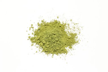 Beyaz arkaplanda izole edilmiş yeşil çayın üst görünümü 