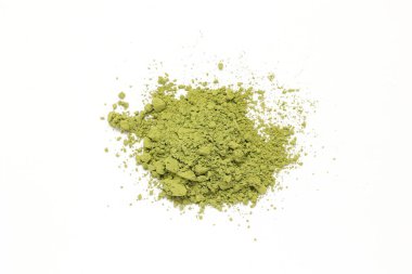 Beyaz arkaplanda izole edilmiş yeşil çayın üst görünümü 