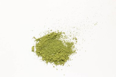 Beyaz arkaplanda izole edilmiş yeşil çayın üst görünümü 