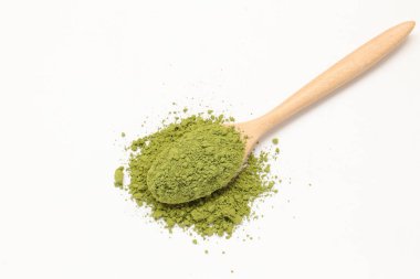 Beyaz arkaplanda izole edilmiş yeşil çayın üst görünümü 