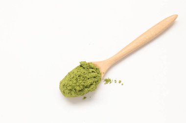 Beyaz arkaplanda izole edilmiş yeşil çayın üst görünümü 