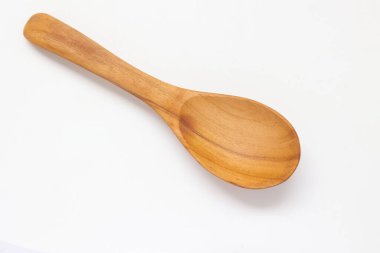 Beyaz arka planda kahverengi ahşap kaşık 