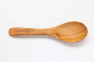 Beyaz arka planda kahverengi ahşap kaşık 