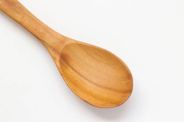 Beyaz arka planda kahverengi ahşap kaşık 