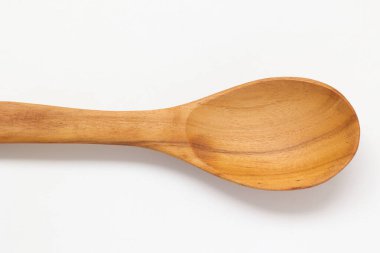Beyaz arka planda kahverengi ahşap kaşık 