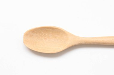 Beyaz arka planda kahverengi ahşap kaşık 