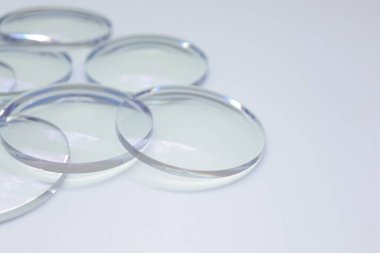 Beyaz arkaplanda gözlük lensleri 