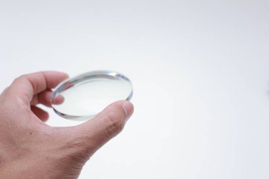 Beyaz arkaplanda gözlük lensleri 