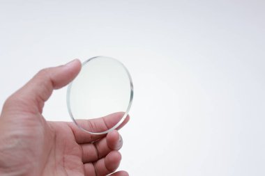 Beyaz arkaplanda gözlük lensleri 