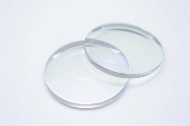 Beyaz arkaplanda gözlük lensleri 