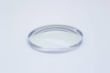 Beyaz arkaplanda gözlük lensleri 