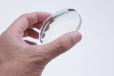 Beyaz arkaplanda gözlük lensleri 