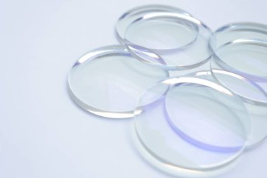 Beyaz arkaplanda gözlük lensleri 