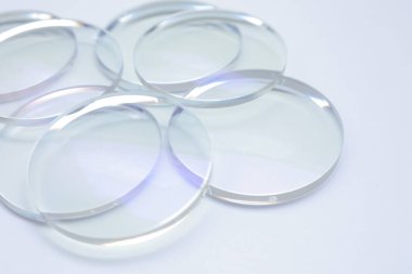 Beyaz arkaplanda gözlük lensleri 