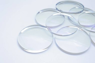 Beyaz arkaplanda gözlük lensleri 