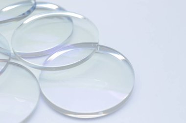 Beyaz arkaplanda gözlük lensleri 