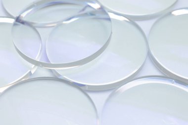 Beyaz arkaplanda gözlük lensleri 