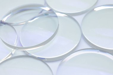 Beyaz arkaplanda gözlük lensleri 