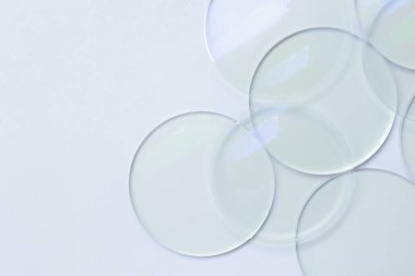 Beyaz arkaplanda gözlük lensleri 