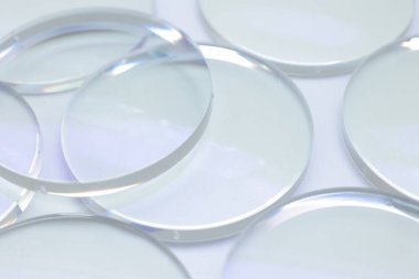 Beyaz arkaplanda gözlük lensleri 