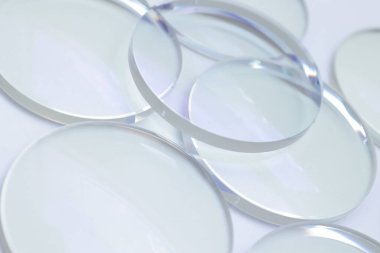 Beyaz arkaplanda gözlük lensleri 