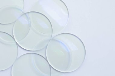 Beyaz arkaplanda gözlük lensleri 