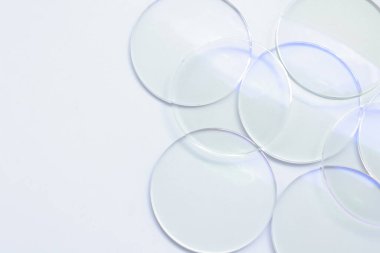 Beyaz arkaplanda gözlük lensleri 