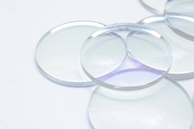 Beyaz arkaplandaki lens gözlüklerinin yakınlaştırılması 