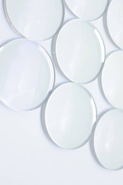 Beyaz arkaplandaki lens gözlüklerinin yakınlaştırılması 