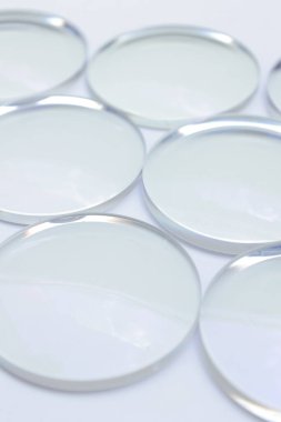 Beyaz arkaplandaki lens gözlüklerinin yakınlaştırılması 