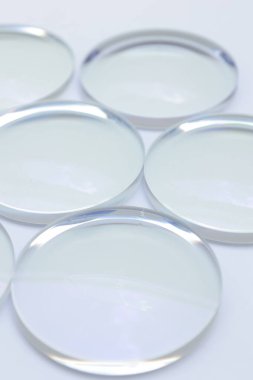 Beyaz arkaplandaki lens gözlüklerinin yakınlaştırılması 